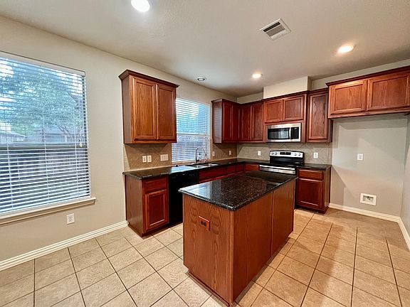 5th image of 4527 Greenwood Trace Ln
