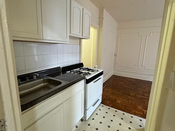 4th image of 190 Van Nostrand Ave #1B-1Ba-700Sqft