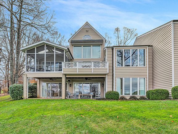 5th image of 216 Island Green Dr #11