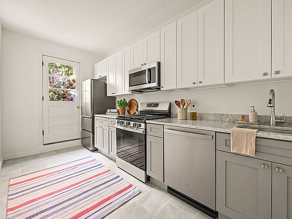 4th image of 413 Vanderbilt St