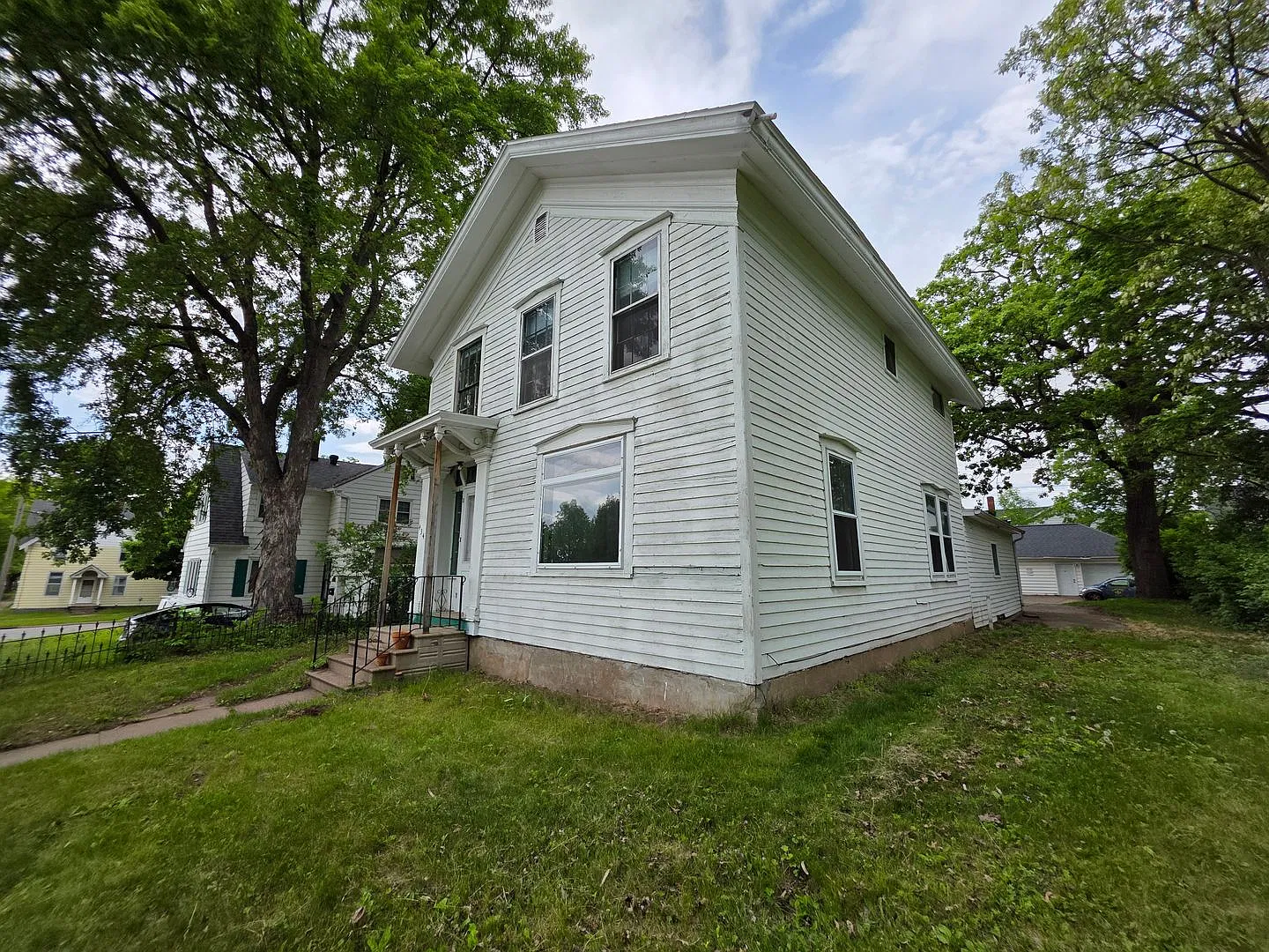 $1295 |3Bd 2Ba| 434 Niagara Street | Available 06/01/2027 — Photo 2