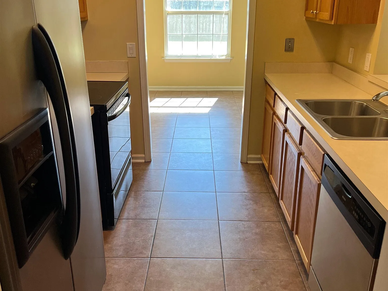 4 bed, 2.0 bath, 1608 sqft, $1,850 — Photo 3