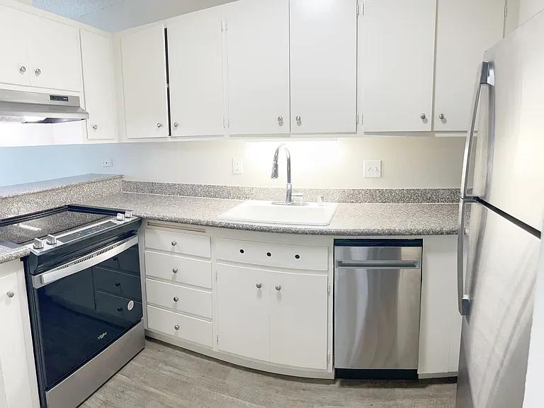 Otis Terrace Apartments — Photo 15