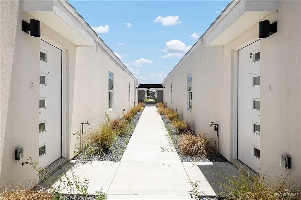Building Photo - 1424 E Iris Ave #3