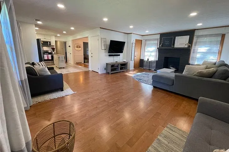 3 bed, 3400 sqft, $3,200 — Photo 4
