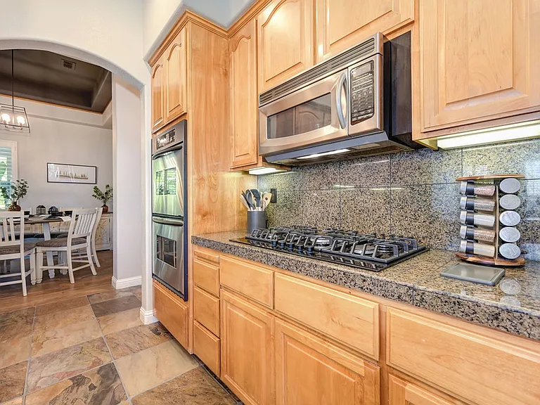 7029 Pembroke Way — Photo 32