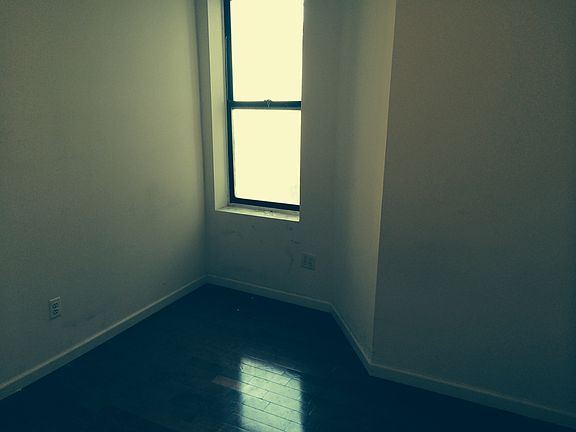 3rd image of 15 W 106th St