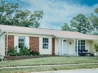 921 Parma Dr, Ballwin, MO 63021