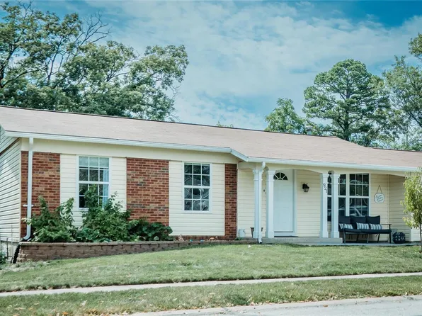 921 Parma Dr, Ballwin, MO 63021