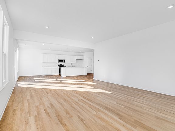 2nd image of 1095 Bevy Blvd