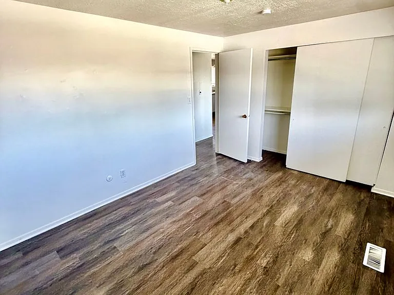 117 w 250 N 4plex — Photo 7