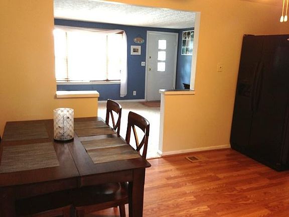 2nd image of 1938 Knoll Ln