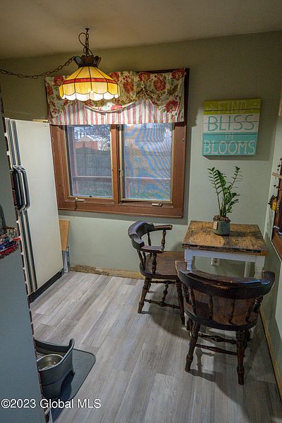 5th image of 8 Maple Ave Avenue