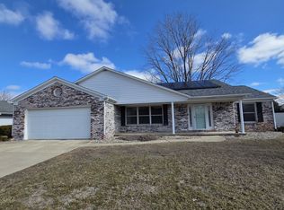 610 Sherwood Dr, Saint Joseph, IL 61873