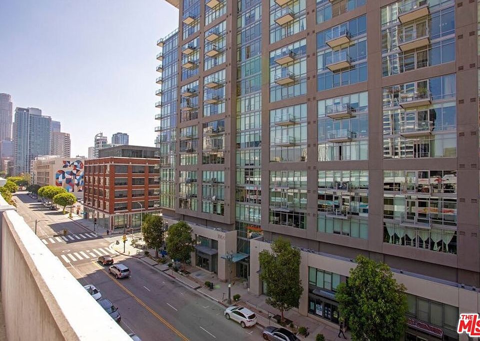 1st image of 1130 S Flower Street #302