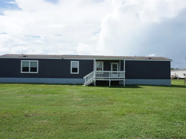 710 Parkmoor Blvd, Edna, TX 77957