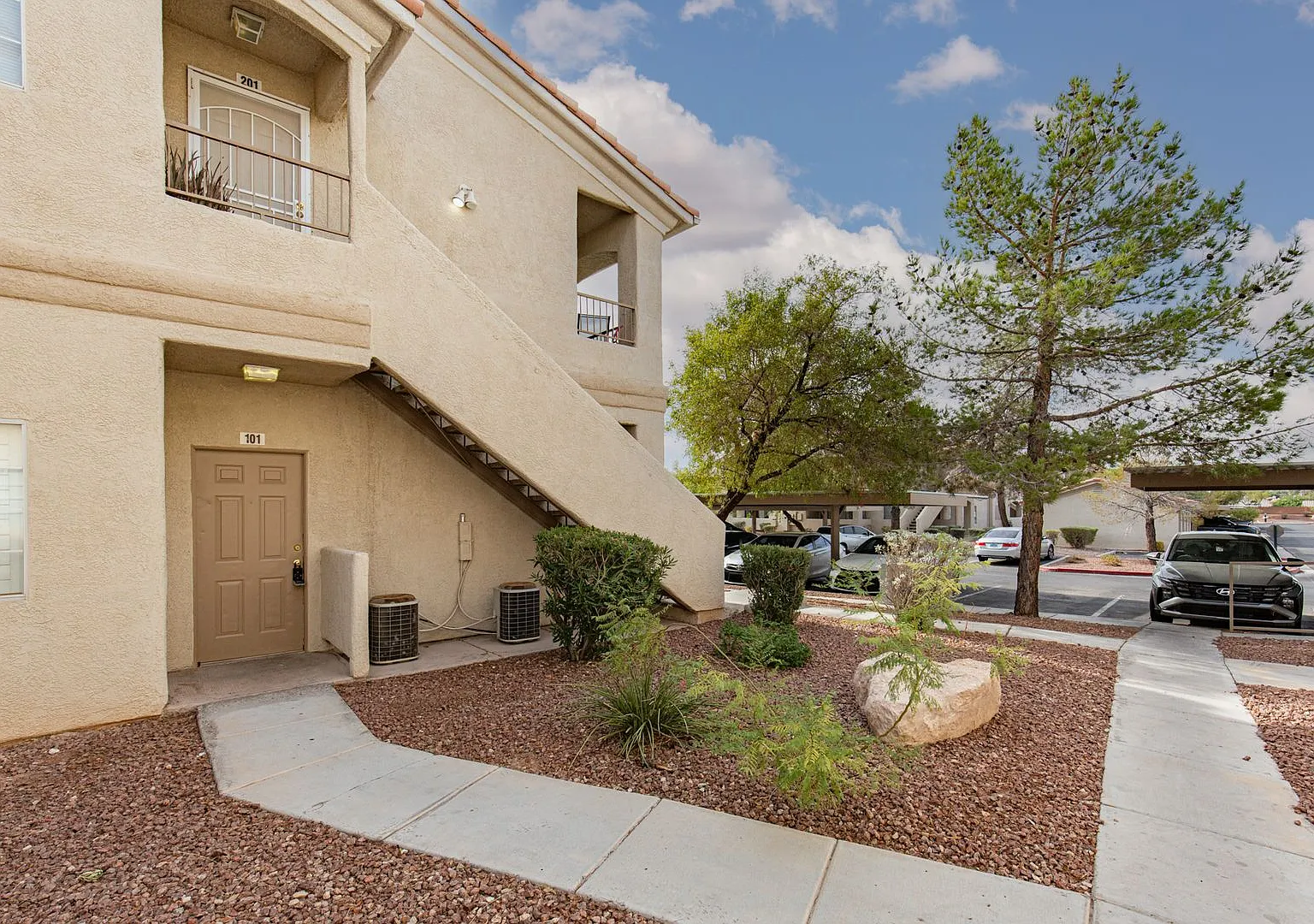 Adorable 1 Bedroom Condo on the First Floor — Photo 2