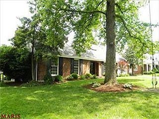 1st image of 8 Algonquin Wood Pl