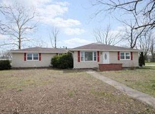 606 Shoreway Dr, Fairfield, IL 62837