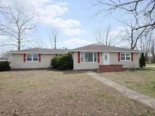 606 Shoreway Dr, Fairfield, IL 62837