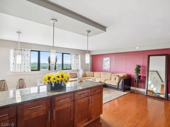 60 Parkway Dr #15K, East Orange City, NJ 07017