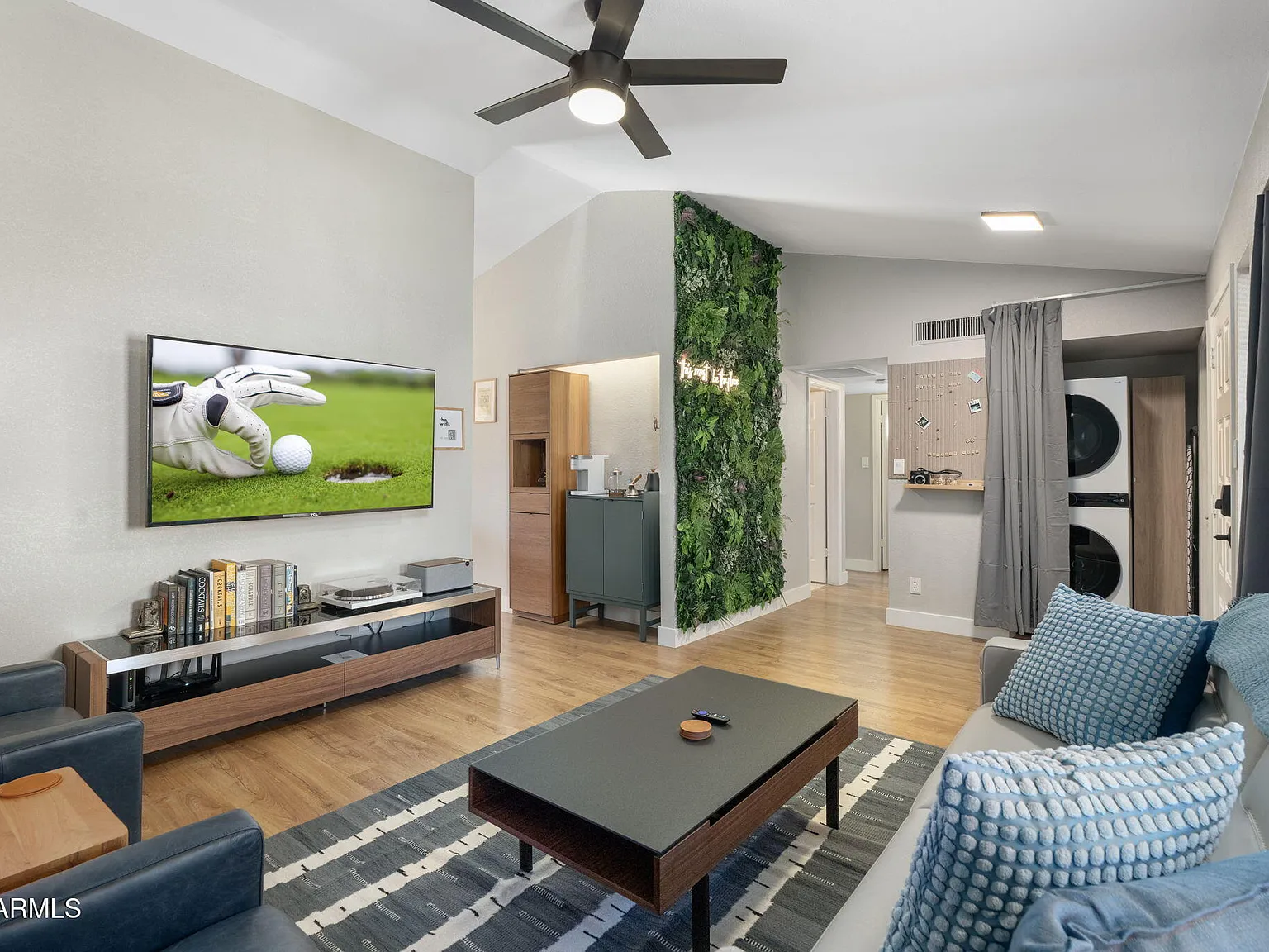 2 bed, 2.0 bath, 928 sqft, $3,200 — Photo 2