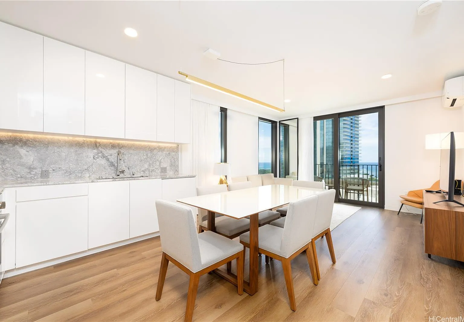 2 bed, 826 sqft, $5,000 — Photo 1