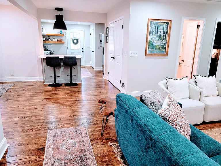 33 Essex Ct — Photo 4