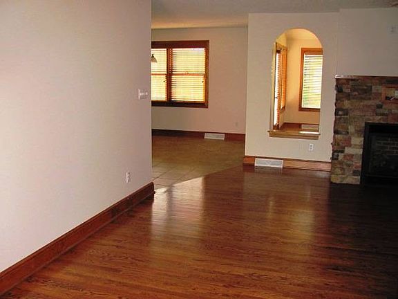 4th image of 128 Finch Ct