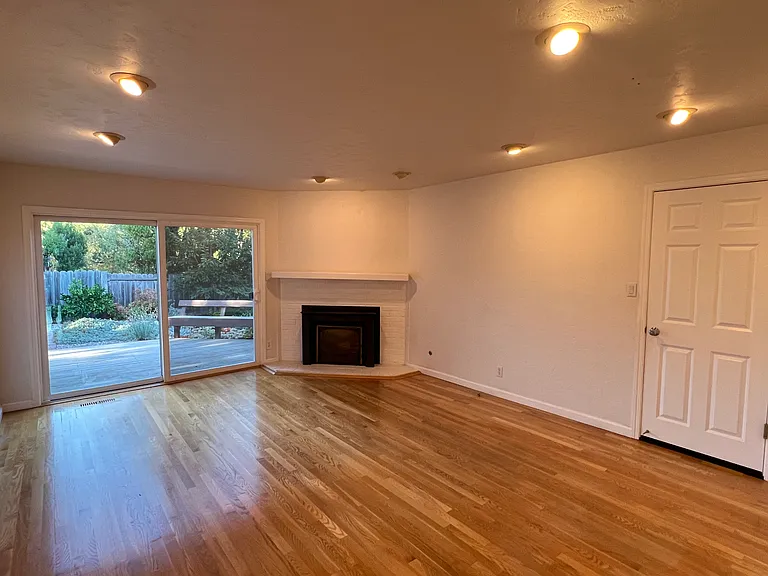 310 Alma Ln — Photo 18