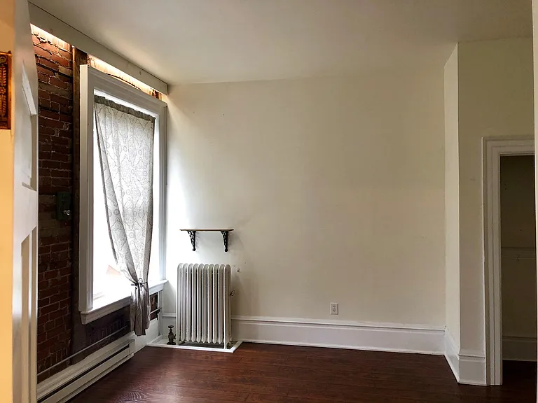 212 Main St — Photo 2