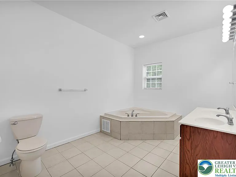 825 16th Ave — Photo 22