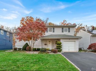 13 Hollywood Dr, Woodbridge, NJ