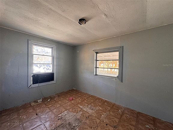 4th image of 323 9th St W
