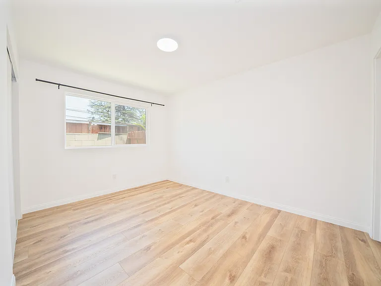 349 E Newman Ave #B — Photo 5