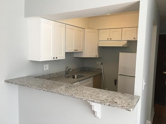3rd image of 2827 N Cambridge Ave APT 406