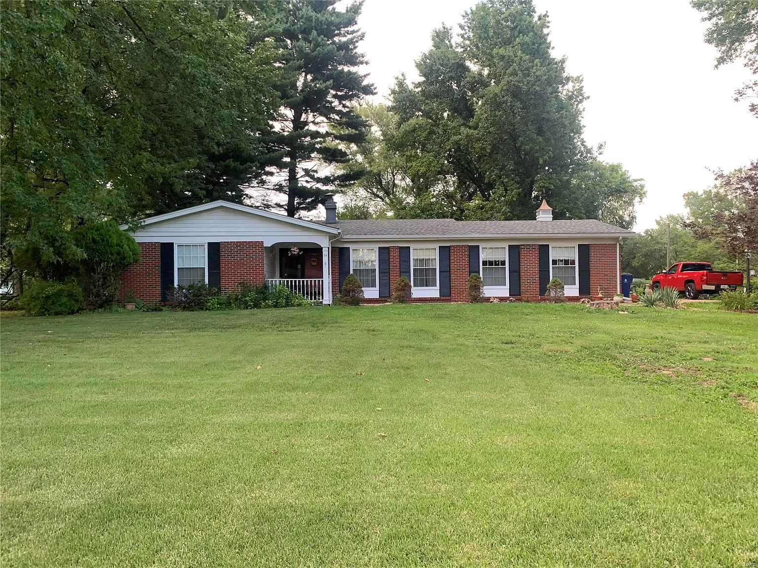 24 Queens Dr photo 1