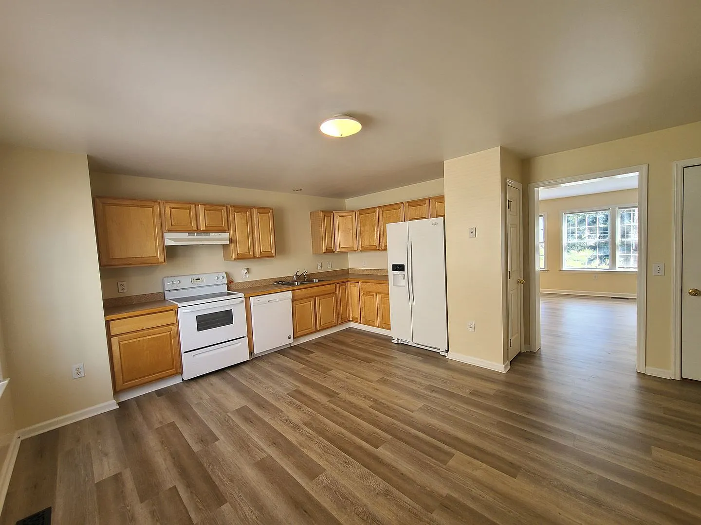 Newly Renovated - 2 Bedroom, 2.5 Bath Townhome Near Med Center - Available 08/05! — Photo 3