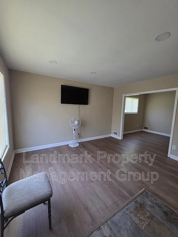 3 bed, 1.0 bath, 1108 sqft, $1,000 — Photo 2