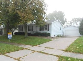 1365 Cress Pkwy, Hiawatha, IA 52233