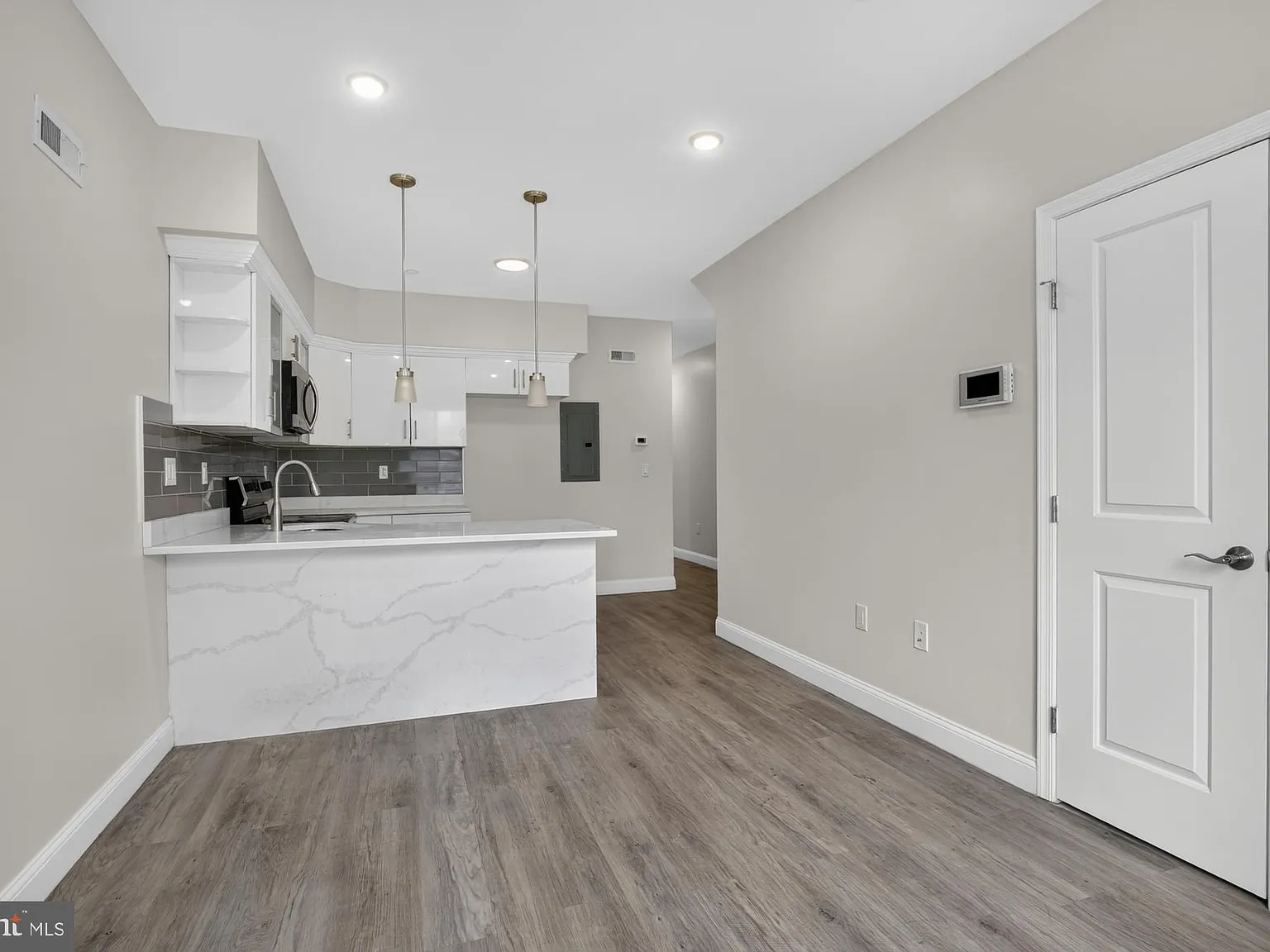 2 bed, 2.0 bath, 2096 sqft, $2,295 — Photo 3