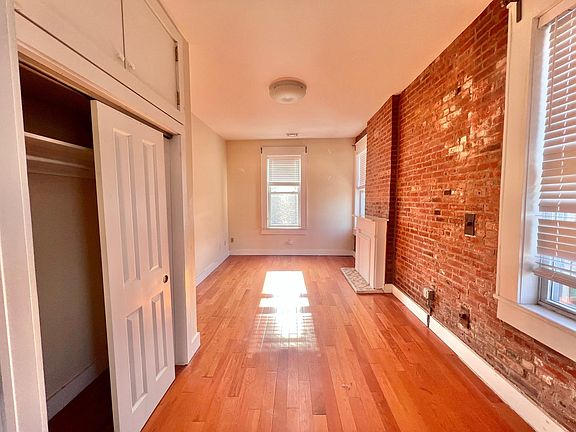 4th image of 782 Richmond Ter Floor 2