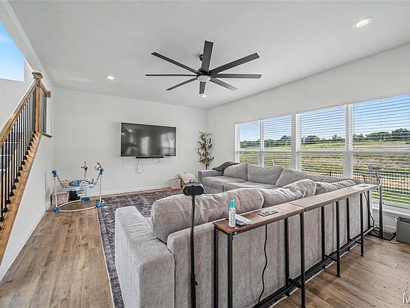 4th image of 2201 Clover Ln