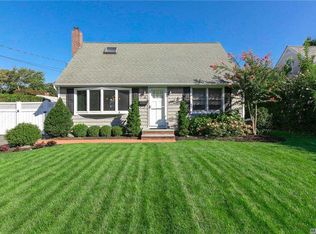 10 Chester St, East Northport, NY