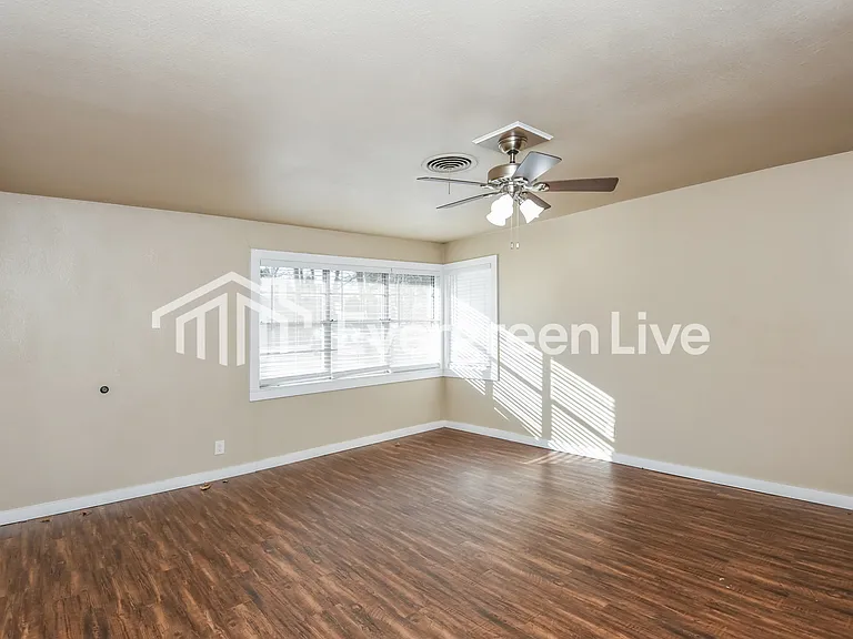 7105 Robinhood Ln — Photo 3