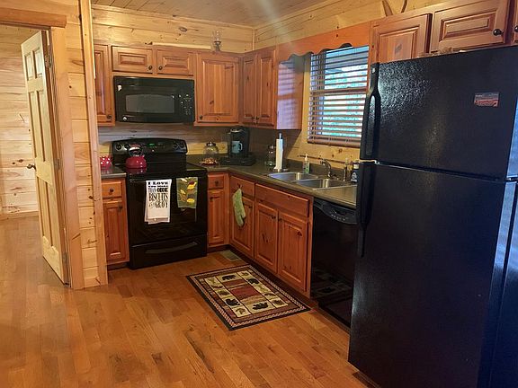 3rd image of 318 Alpine Mountain Way