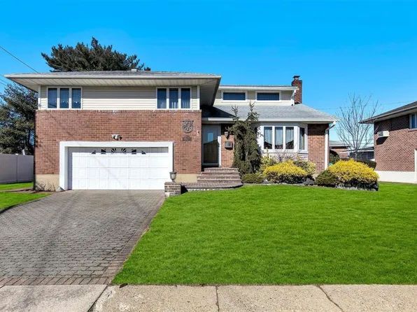 4 Balsam Drive, Hicksville, NY 11801