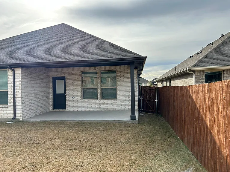 2032 Windsor Dr — Photo 23