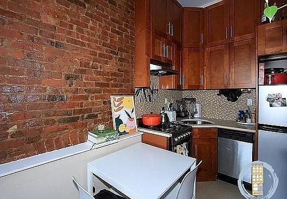 5th image of 142 Macon St APT 2B
