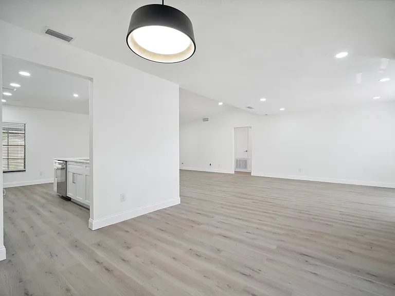 1218 Lornewood Dr — Photo 3